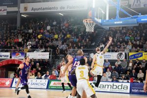 Chuso González entra a canasta en el duelo de la jornada 23 entre Palencia Basket y Afanion CB Almansa