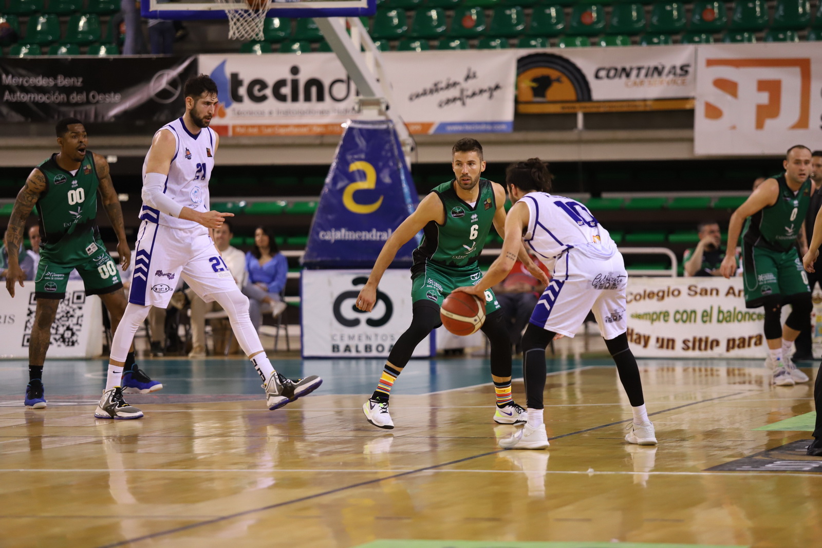Ioannis Dimakopoulos y Josep Pérez en el encuentro ante Cáceres. Foto Cáceres Basket