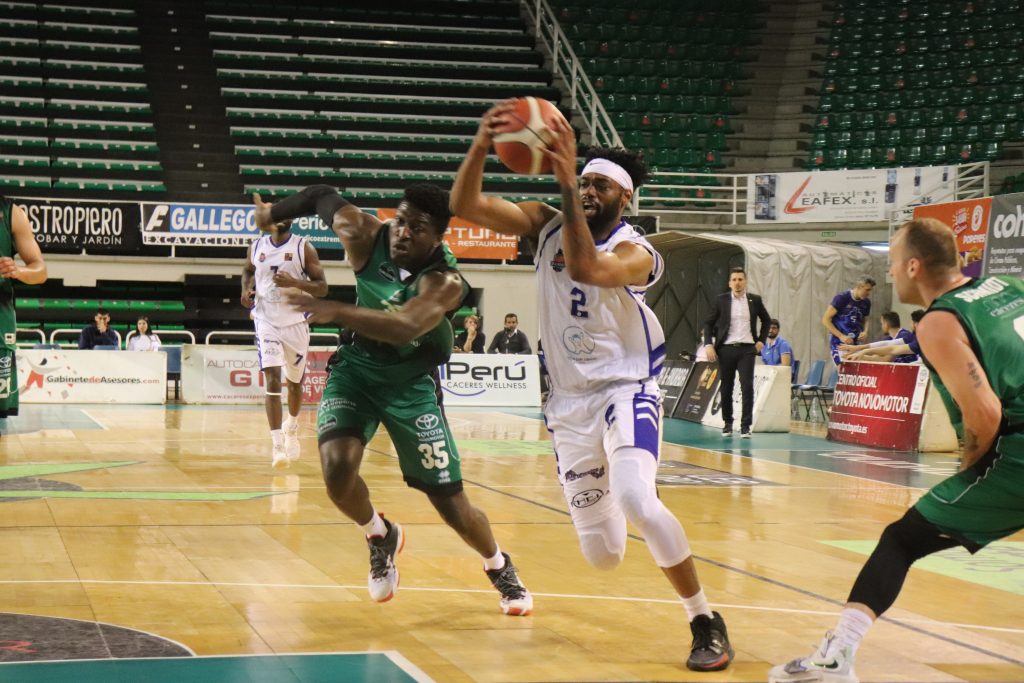 Jalen Nesbitt entra a canasta. Foto: Cáceres Basket