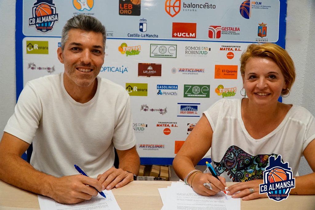 Carles Bivià y Matilde Cuenca firmando el contrato. Foto: CB Almansa / Alex Blanquer