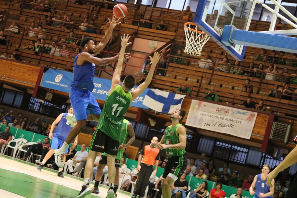 MArvin Ogunsiope se fue hasta los 10 puntos en el duelo ante Albacete Basket CB Almansa
