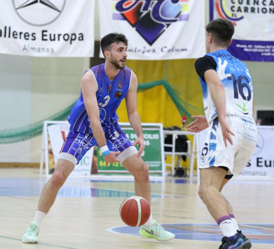 Sergi Costa caputró 8 rebotes ante Cáceres Basket CB Almansa / Rafael Navalón