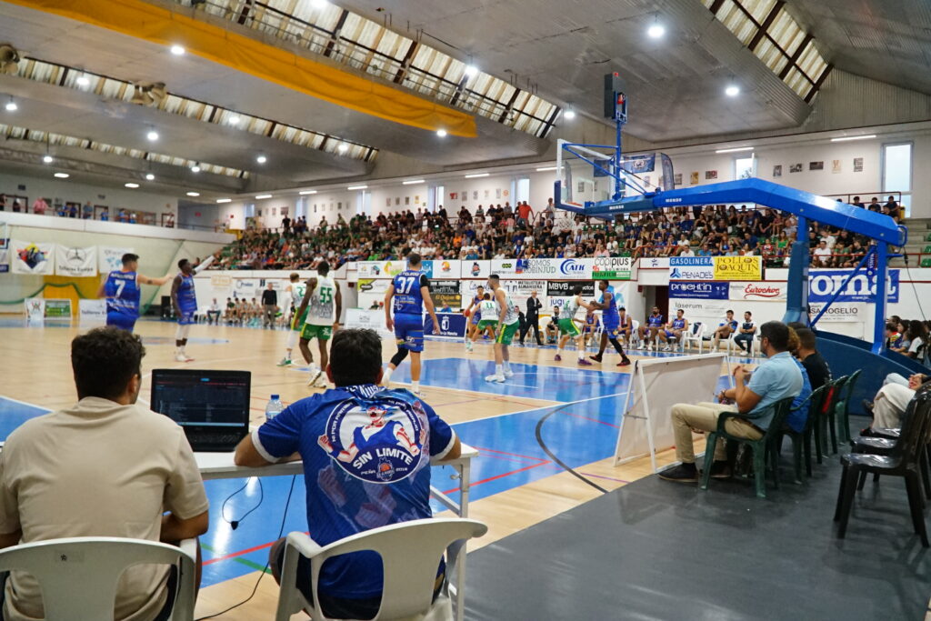 Ambientazo en el CB Almansa vs Albacete Basket